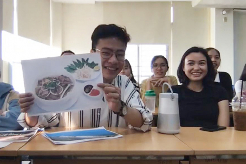 Students in the Leadership class in Duy Tan pose for a photo