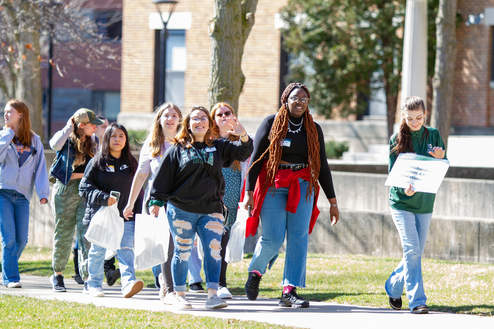 Jenna Heirzholzer gives Admissions Tour with prospective students